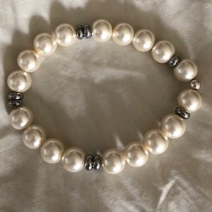 Pearl tone stretchy bracelet